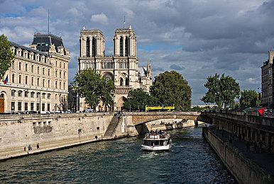 《无限机兵》媒体赞誉片发布 DLC确认正在制作